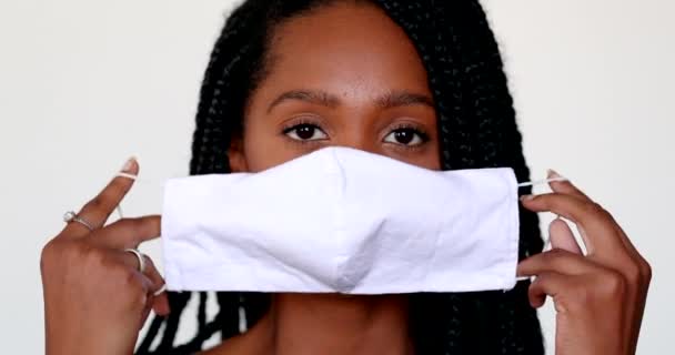 Африканская Девушка Подросток Надевает Маску Ковида Смотрит Камеру — стоковое видео