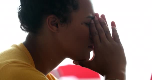 Mujer Joven Ansiosa Persona Que Sufre Sintiéndose Deprimida Dolor — Vídeos de Stock