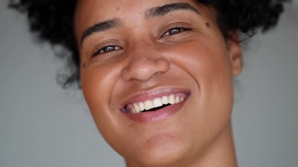 Посміхаючись Щаслива Чорношкіра Африканська Жінка Портрет — стокове відео
