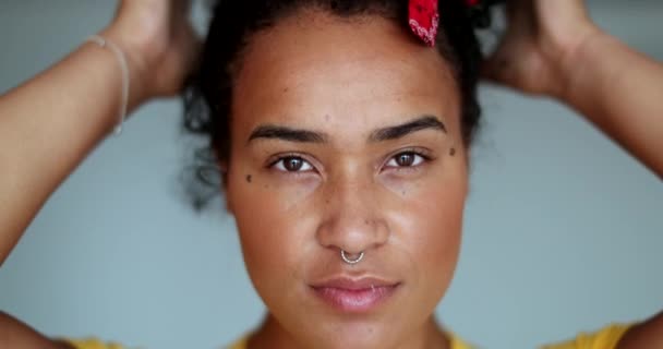 Mulher Negra Africana Ajustando Cabelo Olhando Para Câmera — Vídeo de Stock