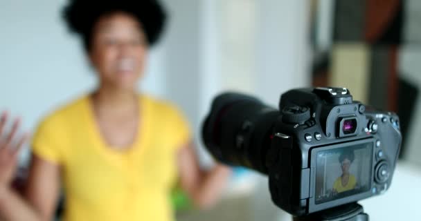 カメラの前で証言を与える混合人種の女性のVlogging — ストック動画