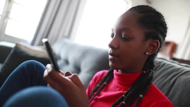 Teen Black Girl Using Cellphone Home African Girl Typing Smartphone — Stok video