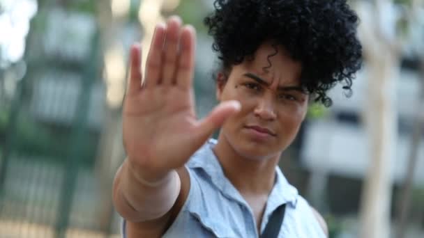Μικτή Φυλετική Γυναίκα Λέει Stop Χέρι — Αρχείο Βίντεο