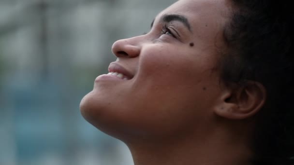 African Woman Face Looking Sky — Videoclip de stoc