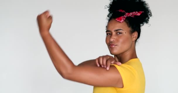 Феміністка Молода Чорношкіра Жінка Подає Фотоапарат Сильна Афроамериканська Дівчина — стокове відео