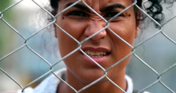 愤怒而烦躁的非洲女人大喊着穿过金属栅栏屏障 — 图库视频影像