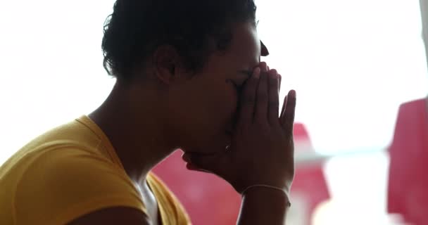 Smutný Depresivní Mladá Černošky Žena Zakrývající Tvář Rukama — Stock video