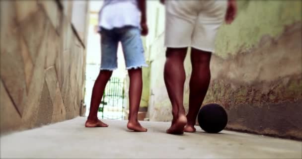 Ayah Dan Bermain Dengan Bola Bersama Sama Orang Tua Dan — Stok Video
