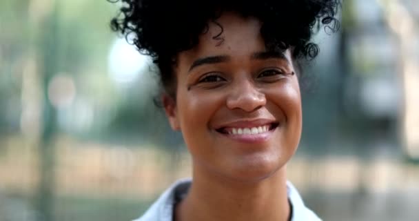 Feliz Mujer Ehtnicamente Diversa Sonriendo Aire Libre — Vídeos de Stock