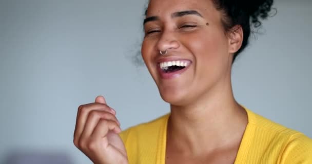 Натуральна Молода Жінка Справжнє Життя Сміється Посміхається Портрет Обличчя — стокове відео