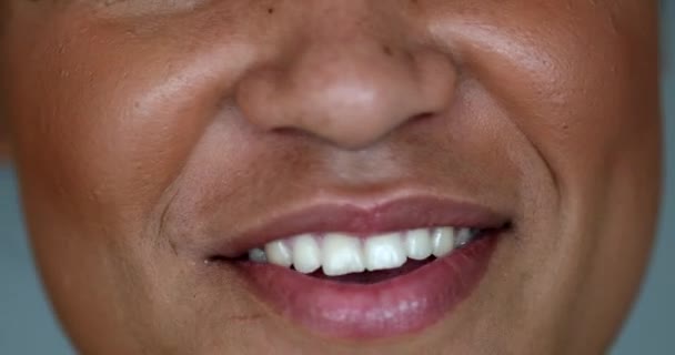 Χαρούμενο Στόμα Μαύρης Γυναίκας Μιλάει Στην Κάμερα — Αρχείο Βίντεο