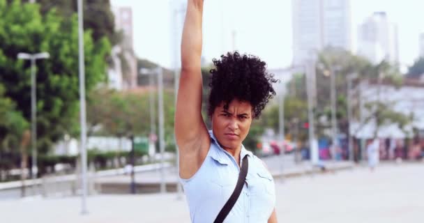 アフリカ系アメリカ人の政治的抗議者が空気中で拳 — ストック動画