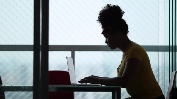 African Woman Working Hope Using Laptop Computer Silhouette Black Girl — Video Stock