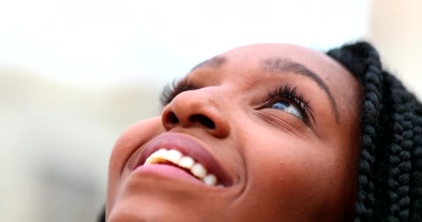 African Woman Looking Sky Feeling Freedom Happiness Black Girl Closeup — 图库视频影像