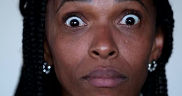 African Woman Opening Eyes Surprise Shock Emotional Reaction News — Vídeo de Stock