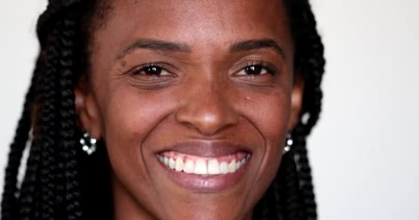 Femeie Etnie Africană Care Uită Camera Filmat Zâmbind Portret — Videoclip de stoc