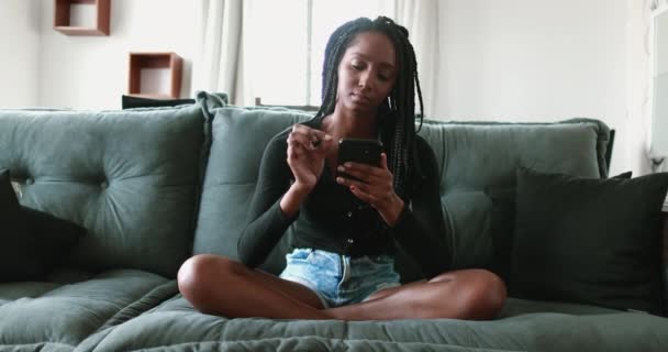 Teenagermädchen Afrikanischer Herkunft Starrt Hause Auf Smartphone Gerät — Stockvideo