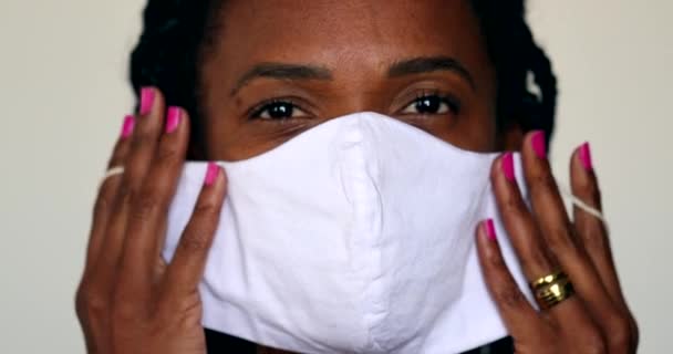 Africano Mulher Negra Vestindo Covid Máscara Facial Olhando Para Câmera — Vídeo de Stock