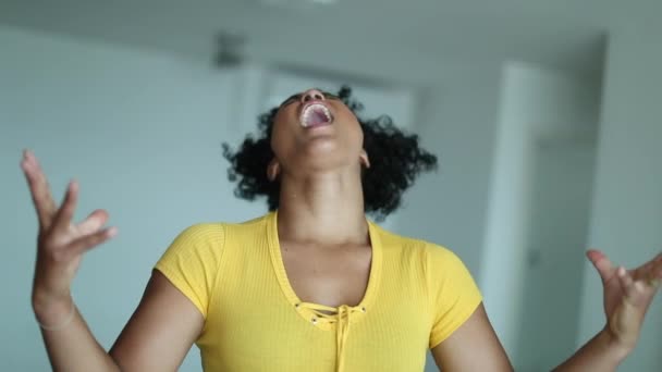 Расстроенная Черная Женщина Кричит Отчаянии Человек Смешанной Расы Кричит — стоковое видео