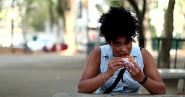Mujer Negra Comiendo Hamburguesa Afuera Parque — Vídeos de Stock