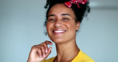 Siyahi kadınların yaratıcı fikirleri vardır.