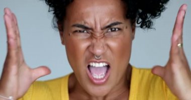 Karma ırk siyah Latin kadın kameraya bağırıyor.