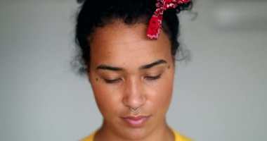 Düşünceli melez genç siyahi kadın