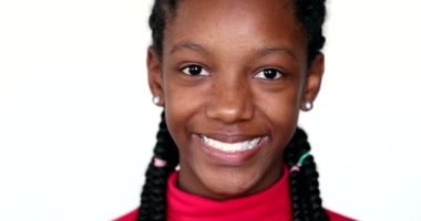 Siyah çocuk kameraya gülümseyen ve göz kırpan, yakın plan portre yüzü