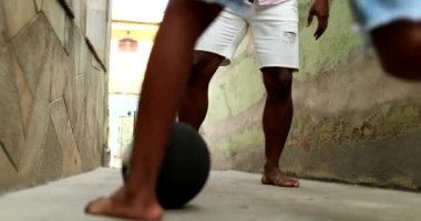 Baba ve oğul birlikte futbol oynuyorlar. Afrikalı ebeveynler çocukla bağ kuruyor. Spor yapmak