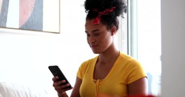 Mutlu gülümseyen melez kadın mesaj okuma başarısını kutluyor