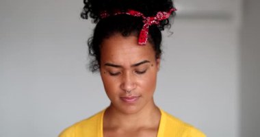 Düşünceli genç siyah kadın düşünüyor. Düşünceli Afrikalı Amerikalı.