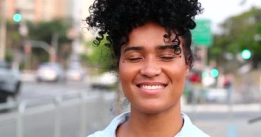 Kentsel çevrede Afrikalı kadın portresi