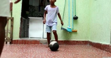 Afrikalı baba ve oğul futbol oynuyor. Ebeveyn ve çocuk ilişkileri, siyah baba ve çocuk sporları.