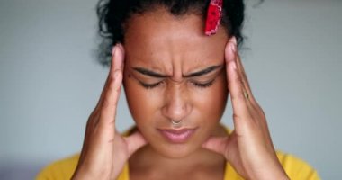 Yorgun siyah kadın kendini yorgun hissediyor. Stresli Afrika kökenli Amerikalı kız