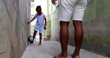 Baba ve çocuk arasındaki bağ, top oynamak.