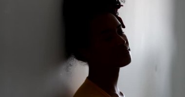 Siluet siyah kadın kendini yalnız ve yalnız hissediyor.