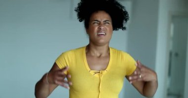 Üzgün siyah kadın gökyüzüne bağırıyor. Kızgın Afrikalı Amerikalı bağırıyor.