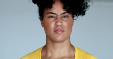 Kızgın genç İspanyol siyah kadın bağırıyor.