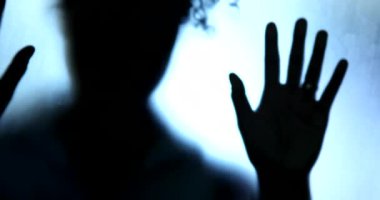 Yaygın cam arkasında kapana kısılmış hisseden bir kadın. Akıl hastalığı konsepti