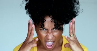 Üzgün Afrikalı Amerikalı kadın bağırıyor