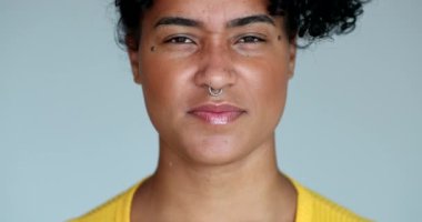 Kameraya bağıran siyahi kadın yüzü.