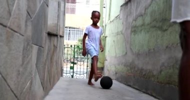 Babadan oğula, Afrikalı dand ve çocuk birlikte futbol oynuyor.