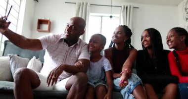 Afrikalı aile evde fotoğraf çekiyor, baba fotoğraf çekiyor.