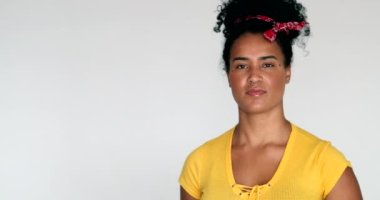 Afrikalı Amerikalı feminist kadın kameraya poz veriyor. Bunu kol hareketi ile yapabiliriz.