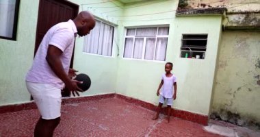 Ebeveyn ve çocuk bağı. Baba ve oğul top oynuyorlar.