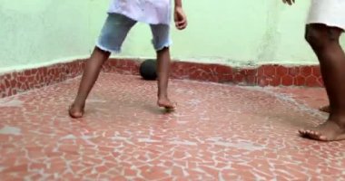 Baba oğul futbol oynuyor.