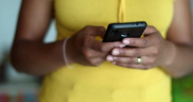 Cep telefonu cihazında yazan siyah kadın.