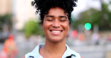 Brezilya 'lı kadın arka plandaki şehir kamerasına gülümsüyor