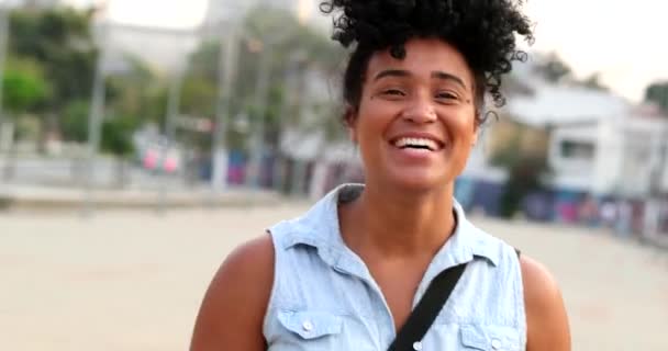 Vrolijke Jonge Zwarte Vrouw Spontane Glimlach Lach Persoon Met Een — Stockvideo
