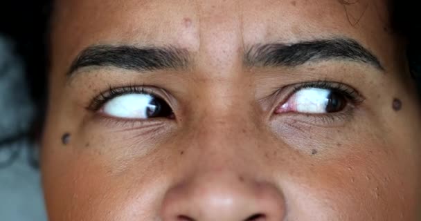 Przestraszony Młody Czarny Kobieta Makro Zbliżenie Oczy Paranoja — Wideo stockowe
